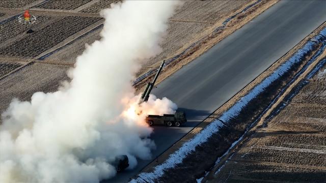 북한 김정은 국무위원장이 지난 27일 갱신형 대구경방사포 무기체계의 효력 검증을 위한 시험사격을 참관했다고 조선중앙TV가 28일 보도했다 사진연합뉴스