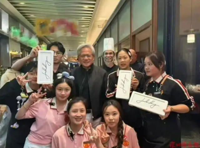 젠슨 황 엔비디아 CEO가 27일 선전 시내 한 훠궈 식당에서 직원들과 기념사진을 촬영하고 있다 사진웨이보