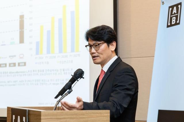 유재흥 선임 포트폴리오 매니저가 28일 서울 여의도에서 열린 2026년 상반기 글로벌 채권 및 주식시장 전망 기자 간담회에서 발언하고 있다 사진AB자산운용