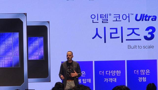 2026 인텔 AI PC 쇼케이스 기자간담회에서 조쉬 뉴먼 인텔 컨수머 PC 부문 총괄이 인텔 코어 Ultra 시리즈 3에 대해 설명하고 있다 사진류청빛 기자