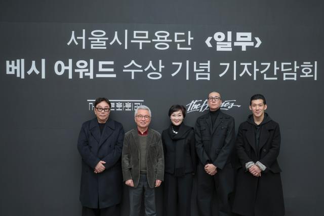  28일 서울 종로구 세종문화회관에서 열린 서울시무용단 일무 베시 어워드 수상 기념 기자간담회에서 참석자들이 기념촬영을 하고 있다 왼쪽부터 정구호 연출 안호상 세종문화회관 사장 정혜진 김성훈 김재덕 안무가 사진세종문화회관