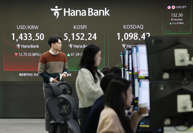 28일 서울 중구 하나은행 딜링룸 현황판에 코스피지수와 코스닥지수가 표시되고 있다. [사진=연합뉴스]
