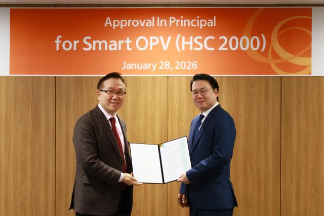 왼쪽부터 홍충식 로이드선급 극동아시아 전략기획 부사장 유문기 한화시스템 해양사업부장 사진한화시스템