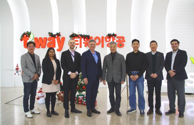 하승홍 티웨이항공 운항 담당임원오른쪽에서 네 번째 마일스 브라운 보잉 글로벌 안전 관리국 총괄왼쪽에서 세 번째 앤드류 굿살 보잉 아시아태평양 총괄 수석 기장왼쪽에서 네 번째 및 관계자들이 서울 강서구에 위치한 티웨이항공 훈련센터에서 기념 촬영하고 있다 사진티웨이항공