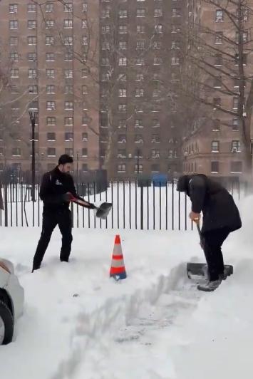 조란 맘다니 왼쪽 뉴욕 시장이 25일현지시간 브루클린에서 제설 작업을 하고 있다 사진엑스 캡처