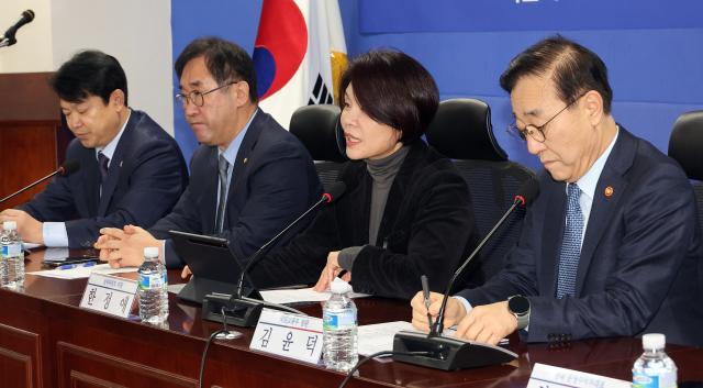 한정애 더불어민주당 정책위의장이 29일 국회에서 열린 도심 주택 공급 확대 및 신속화 방안 당정 협의회에서 인사말을 하고 있다 사진연합뉴스