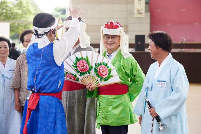 8월 26일 양주에서 별산대놀이 춤동작을 배우고 있는 김동연 지사 사진경기도