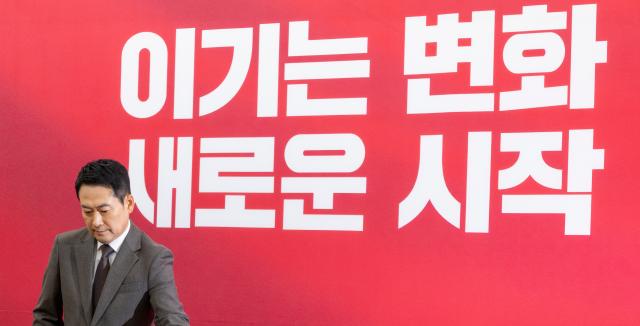 장동혁 국민의힘 대표가 29일 국회에서 열린 최고위원회의에 입장하고 있다사진연합뉴스