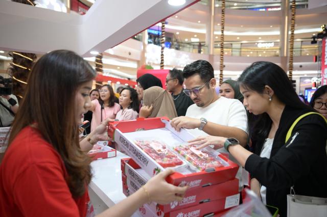 2025 논산농식품 해외박람회를 찾은 현지 방문객들이 딸기를 구매하고 있다사진논산시