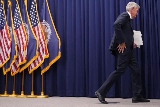 연방준비제도Fed 의장 제롬 파월이 2026년 1월28일 현지 시간 금리 동결 결정을 발표한 뒤 워싱턴의 연방준비제도 이사회 건물에서 열린 기자회견을 마치고 자리를 떠나고 있다 AP연합