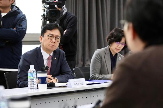 이병권 중소벤처기업부 제2차관왼쪽이 29일 오전 서울 도화동 소상공인시장진흥공단 마포 드림스퀘어에서 홈플러스 입점 소상공인 간담회를 주재하고 있다 사진중기부