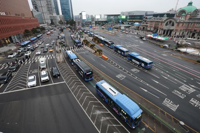 서울 시내버스 노사의 임금·단체협약임단협 협상이 파업 이틀 만에 타결된 다음 날인 지난 15일 서울역버스환승센터에서 버스들이 줄지어 이동하고 있다 사진연합뉴스