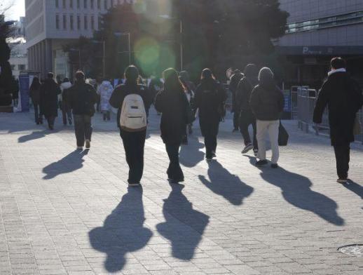 Báo động sức khỏe học đường tại Hàn Quốc…Tình trạng hút thuốc-uống rượu-nghiện điện thoại đều tăng