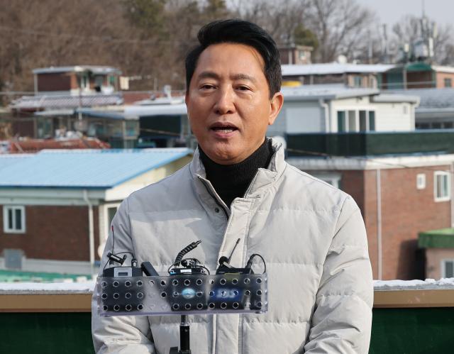 오세훈 서울시장이 19일 서울 관악구 신림7구역 재개발사업 대상지를 찾아 현장을 점검 발언하고 있다 사진연합뉴스