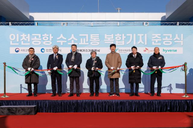 왼쪽부터 이용배 인천광역시 과장 전영준 SK이노베이션 ES 신에너지사업본부장 박유진 인천광역시 중구 부구청장 이남주 인천광역시 미래산업국장 배영민 인천국제공항공사 인프라본부장 송민호 가스기술공사 본부장 김수성 영종운수 대표이사가 29일 인천광역시 중구 운서동 ‘인천공항 수소교통 복합기지’에서 열린 준공 기념식에 참석해 기념촬영을 하고 있다 사진SK이노베이션