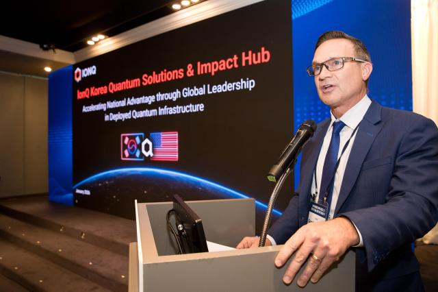 스콧 밀러드Scott Millard IonQ CBOChief Brand Officer 최고브랜드책임자가 29일 서울 여의도 켄싱턴 호텔에서 IonQ Korea Quantum Solutions  Impact Hub 발표를 하고 있다 사진과학기술정보통신부