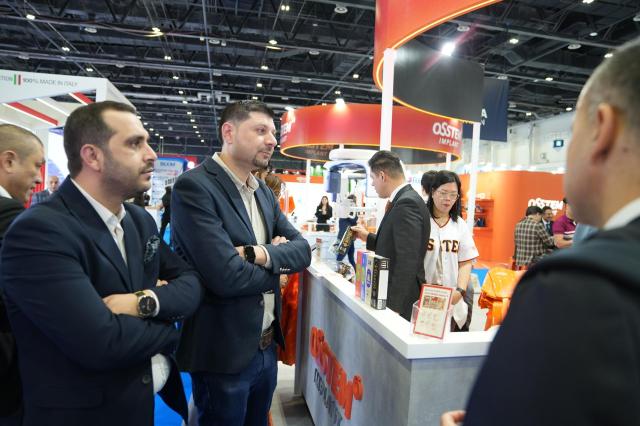 오스템임플란트가 지난 1921일현지시간 아랍에미리트UAE 두바이세계무역센터에서 열린 두바이 치과기자재전시회AEEDC 2026에 참가했다 사진은 오스템임플란트 전시관 모습 사진오스템임플란트 