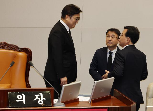 우원석 국회의장과 더불어민주당 한병도 원내대표 국민의힘 송언석 원내대표가 29일 국회에서 열린 제431회 국회임시회 제2차 본회의에서 대화하고 있다사진연합뉴스