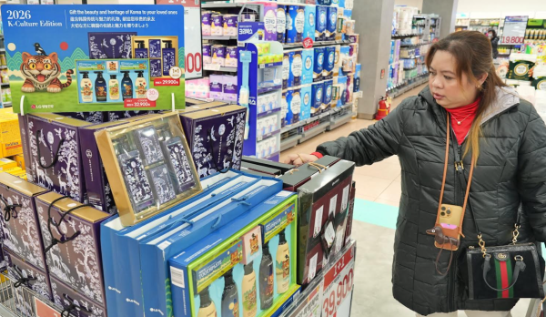 27일 롯데마트 제타플렉스 서울역점에서 외국인 고객이 한국 전통 문화 선물세트를 구경하는 모습 사진롯데마트