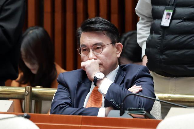 국민의힘 윤상현 의원이 15일 국회에서 열린 의원총회에 참석해 있다 사진연합뉴스