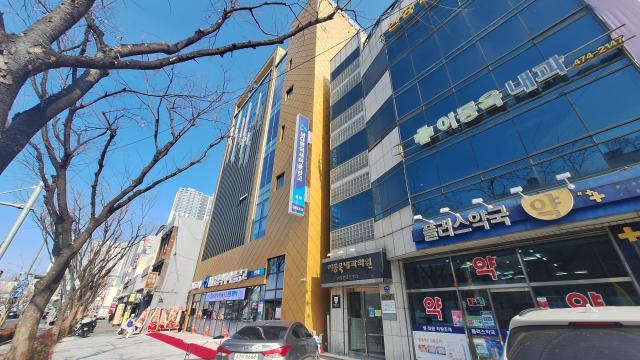 명덕새마을금고 본점에 전영식 금고 이사장과 박재우 전무가 신축건물 개관을 진행했다 사진이인수 기자