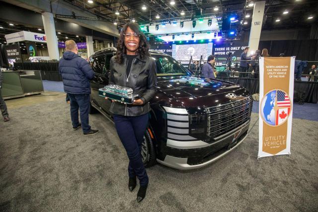 올라비시 보일 현대차 북미 상품기획 및 모빌리티 전략 수석 부사장이 14일현지시간 2026디트로이트 오토쇼에서 2026 북미 올해의 차 유틸리티 부문에 선정된 팰리세이드 앞에서 사진을 찍고 있다사진AFP연합뉴스

