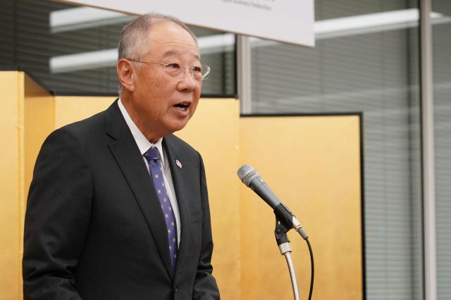  류진 한경협 회장이 16일 도쿄 경단련회관에서 열린 한일 국교정상화 60주년 기념 리셉션에 참석해 인사말을 하고 있다 한경협과 경단련은 17일 도쿄 경단련회관에서 양국 재계 주요 인사가 참석한 가운데 제32회 한일재계회의를 열어 향후 경제협력 방향을 논의할 예정이다