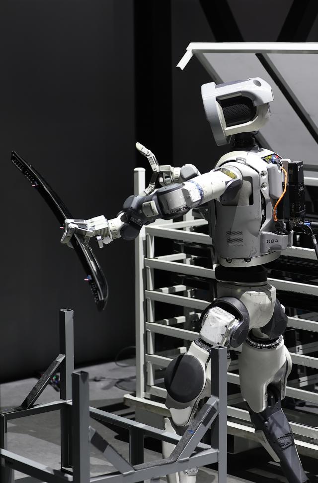 미국 네바다주 라스베이거스 컨벤션센터LVCC 현대자동차 부스에서 로봇 아틀라스가 부품 이동을 시연하고 있다사진연합뉴스