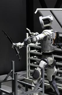 현대차 노조, 로봇 투입 연일 반발…일방 통행시 판 엎을 것