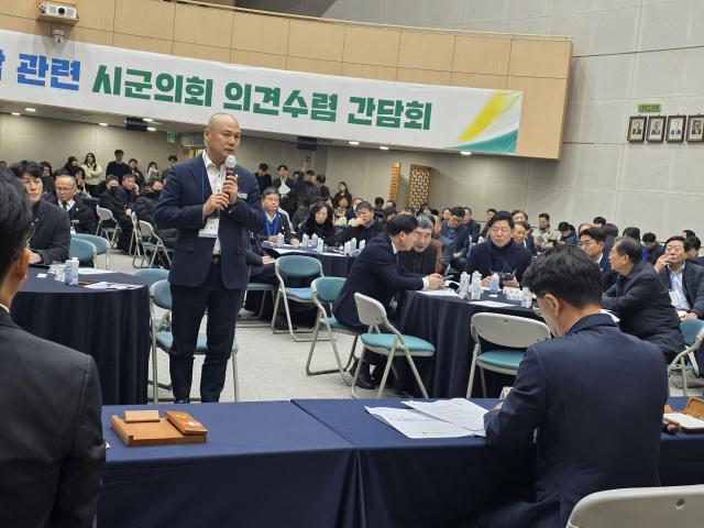 29일 전남도청에서 열린 ‘전남·광주 행정통합 시·군의회 의견수렴 간담회’에서 이호성 무안군의회 의장이 “주사무소를 정하지 않겠다는 통합은 균형이 아니라 책임 회피”라며 “통합 이후 주청사는 반드시 무안의 전남도청으로 확정돼야 한다”고 김태균 전남도의회 의장에게 건의하고 있다사진김옥현 기자