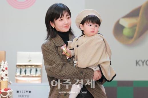 [포토] 행사장 참석하는 히라이 사야와 아들 심하루