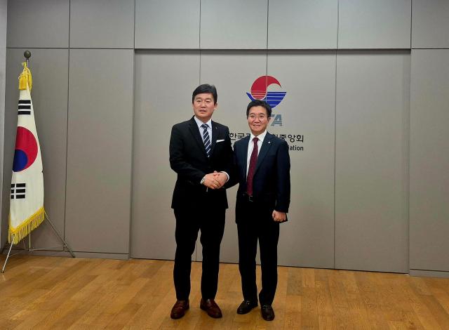 박성혁 한국관광공사 신임 사장오른쪽과 이경수 한국관광협회중앙회장이 29일 관협 회의실에서 기념촬영을 하고 있다 사진한국관광협회중앙회