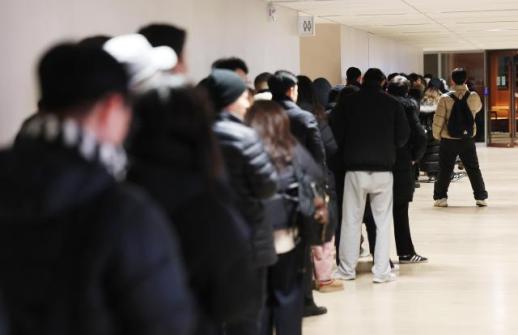 市民排队购买星巴克限量迪拜糯糯蛋糕卷