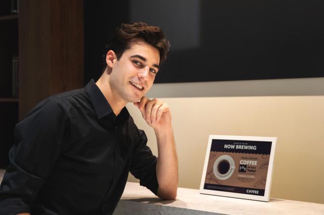 삼성전자 모델이  A4 종이 크기 수준의 13형 삼성 컬러 이페이퍼를 소개하고 있다 사진삼성전자