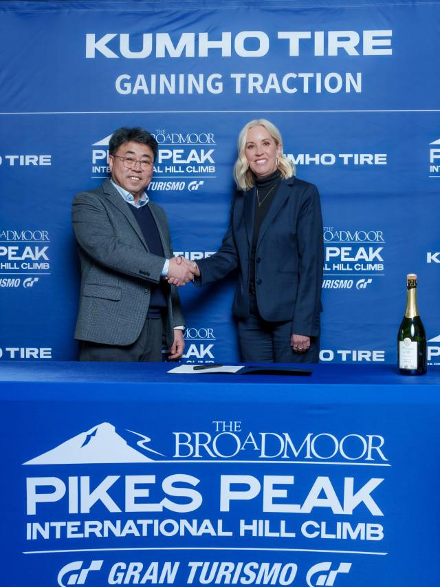 왼쪽부터 윤장혁 금호타이어 북미마케팅부문 상무 멜리사 아이크호프 PPIHC CEO가 MOU 체결한 뒤 사진촬영을 하고 있다 사진금호타이어