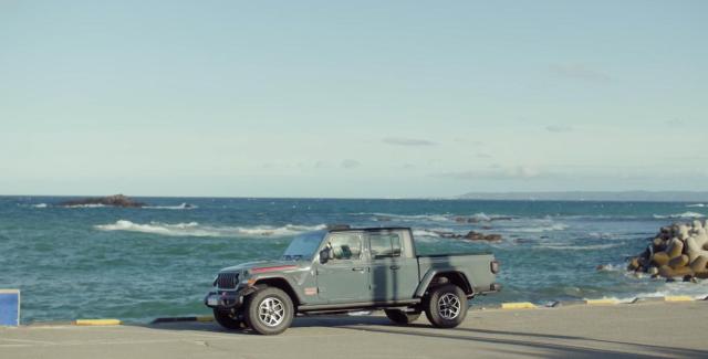 tvN 드라마 스프링 피버에 등장한 지프 글래디에이터 사진지프