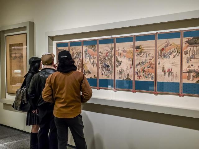 미국 워싱턴DC 스미스소니언박물관에서 열린 이건희 컬렉션에서 관람객들이 작품을 둘러보고 있다 사진연합뉴스