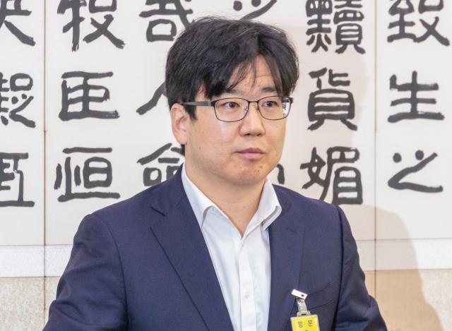 최재현 서울중앙지검 부부장 검사가 지난해 10월 27일 서울 여의도 국회 법제사법위원회에서 열린 2025년 국정감사에 출석해 인사하고 있다 사진연합뉴스