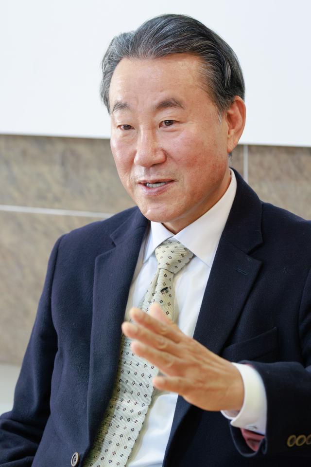 서종대 주택산업연구원 원장이 아주경제와 인터뷰를 진행하고 있다. [사진=유대길 기자 dbeorlf123@ajunews.com]