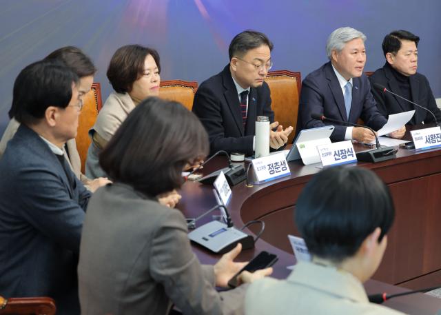 서왕진 조국혁신당 원내대표가 지난 24일 국회에서 정청래 더불어민주당 대표의 합당 제안 관련 논의를 위해 열린 긴급 의원총회에 참석해 발언하고 있다 사진연합뉴스