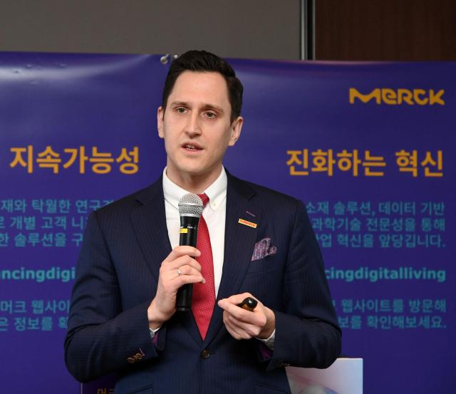 머크 일렉트로닉스가 오는 5월 1일부로 벤자민 하인Benjamin Hein을 머크 경영이사회 멤버이자 일렉트로닉스 사업부 최고경영자CEO로 선임한다고 30일 밝혔다 사진머크 일렉트로닉스