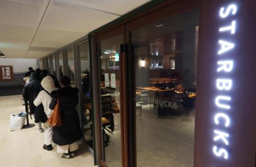 [포토] 스타벅스 두쫀롤 구매 기다리는 시민들