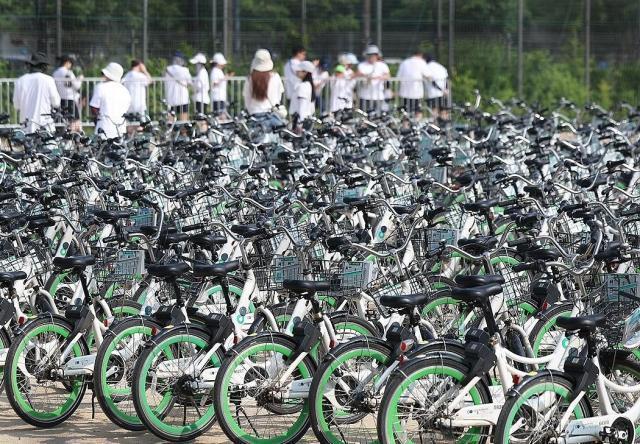 지난해 6월 서울 광진구 뚝섬한강공원에서 열린 제2회 쉬엄쉬엄 한강 3종 축제를 위한 자전거가 운동장에 놓여 있다 사진연합뉴스