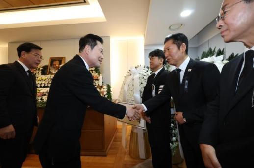 [포토] 故 이해찬 전 총리 빈소서 악수하는 여야 대표