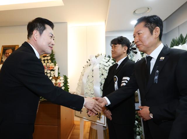 국민의힘 장동혁 대표가 30일 서울 종로구 서울대학교병원 장례식장에 마련된 이해찬 전 국무총리의 빈소에서 조문을 마친 뒤 더불어민주당 정청래 대표와 인사를 나누고 있다사진연합뉴스