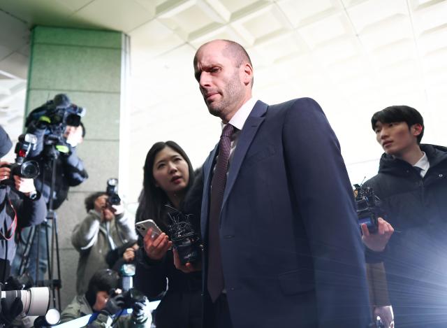 [포토] 경찰 출석하는 로저스 쿠팡 한국 임시 대표