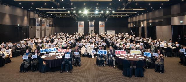 29일 열린 화성시민 복지기준선 시민공론장 행사에서 참석자들이 기념촬영을 하고 있다 사진화성시