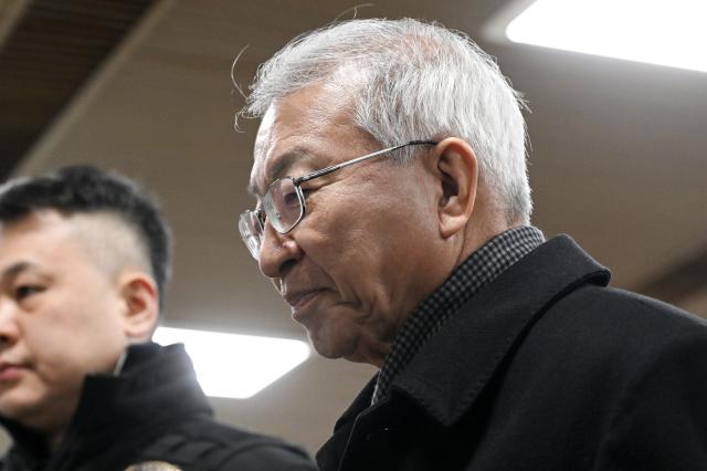 사법부를 뒤흔든 이른바 사법농단 사태로 기소돼 1심에서 무죄를 선고받은 양승태 전 대법원장이 30일 서울 서초구 서울고등법원에서 열린 항소심 선고 공판에 출석하고 있다 사진연합뉴스