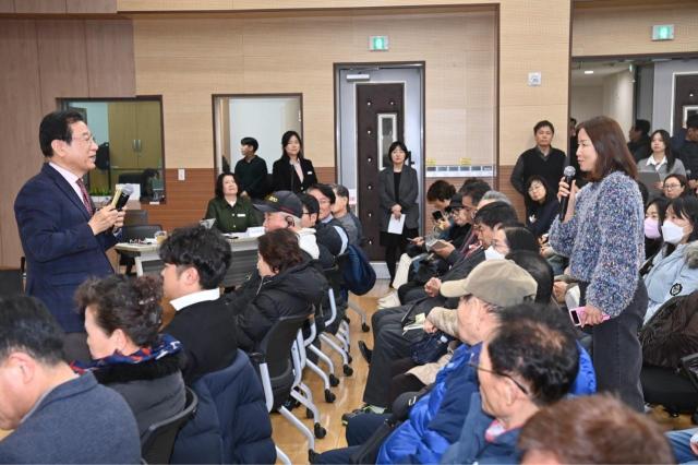 29일 오후 미사1동 행정복지센터에서 개최된 ‘2026 미사1동 주민과의 대화’에서 이현재 하남시장이 미사1동 주민들의 건의사항을 경청하고 있다 사진하남시