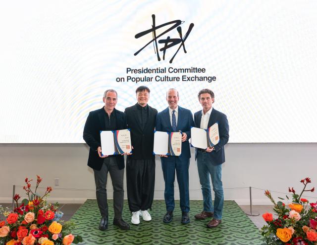 대중문화교류위원회 특별위원에 위촉된 몬테 립먼맨 왼쪽부터 박진영 공동 위원장 프레드 데이비스 제이 펜스케 사진문체부